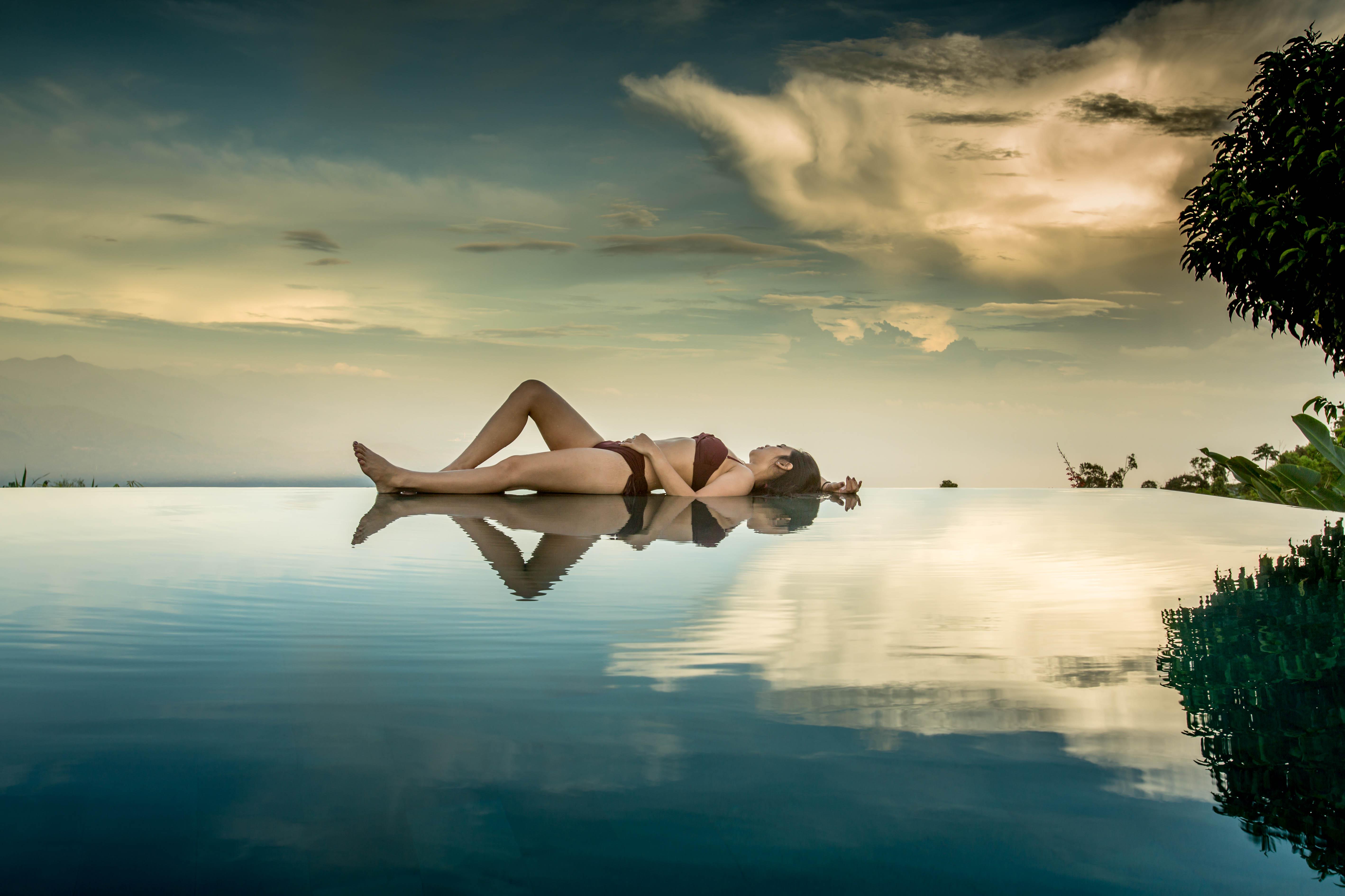 Munduk Moding Plantation Nature Resort Exterior photo A photomontage of a woman lying on a lake