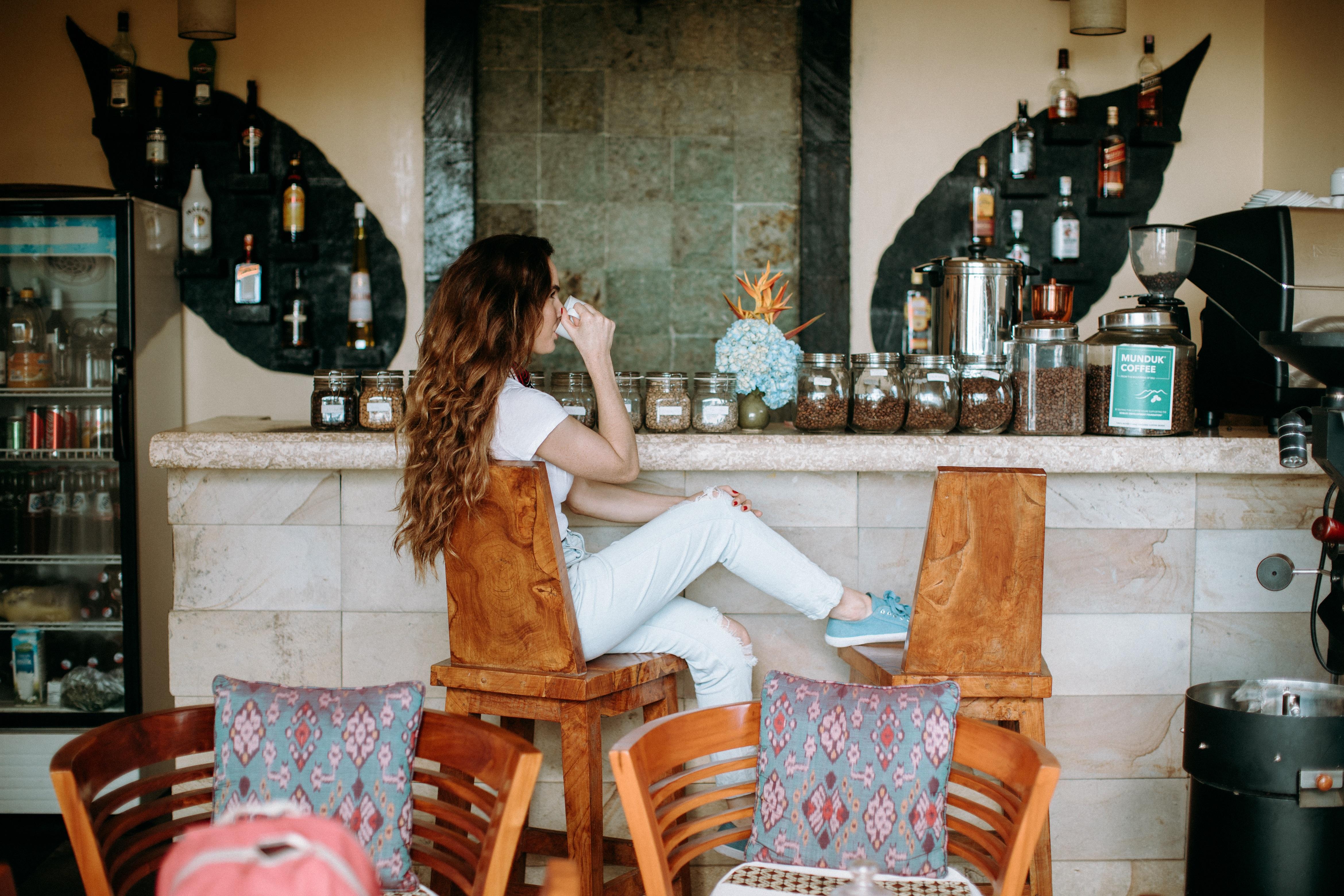 Munduk Moding Plantation Nature Resort Exterior photo A woman sitting at a coffee shop