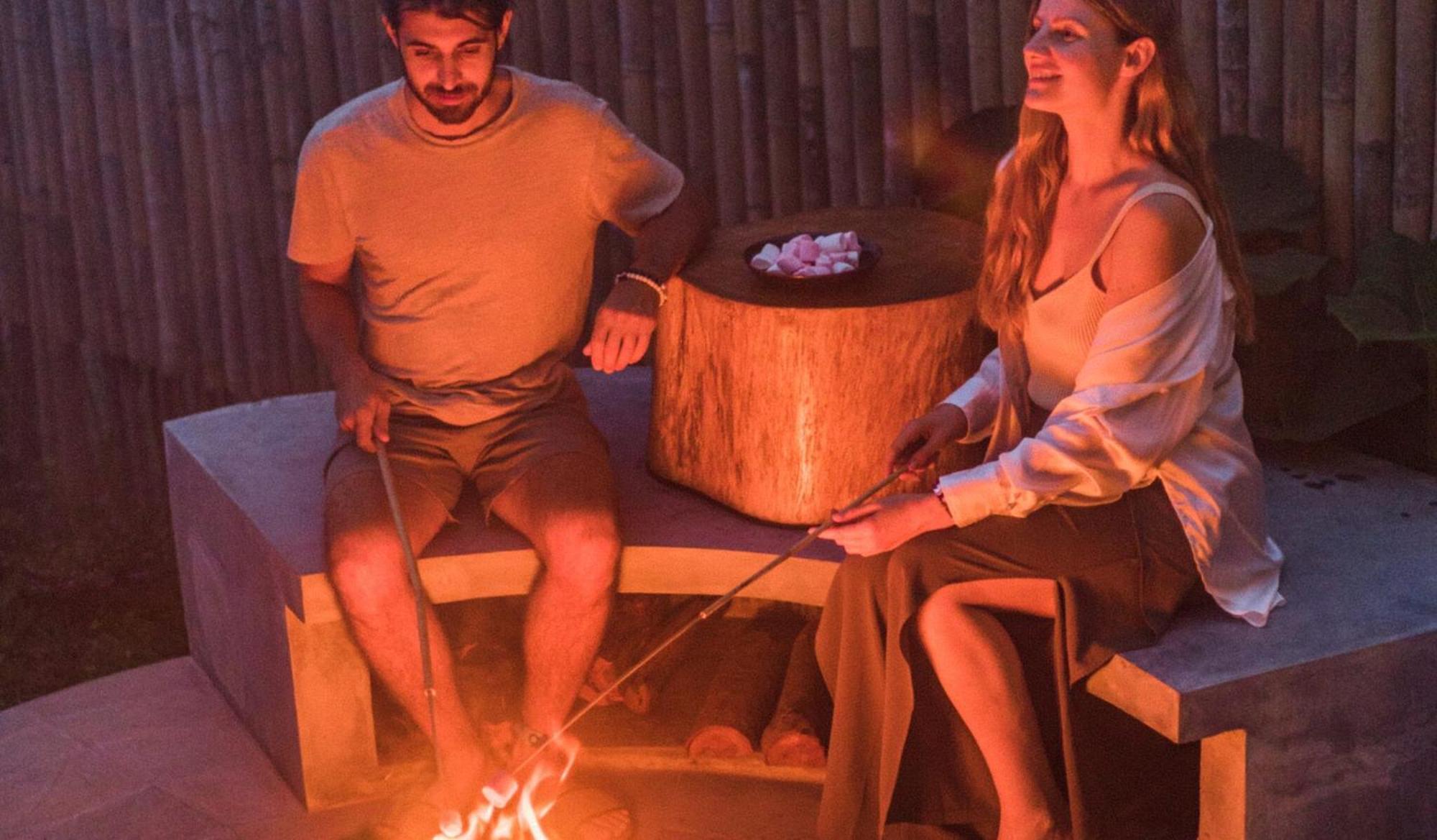 Munduk Moding Plantation Nature Resort Exterior photo A couple roasting marshmallows at a campfire