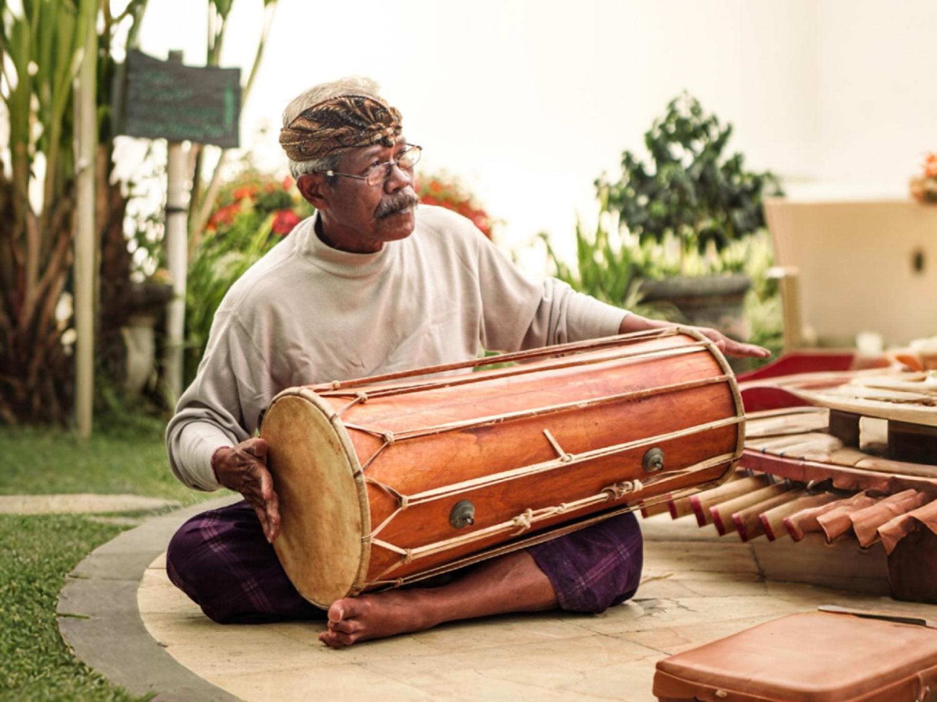 Munduk Moding Plantation Nature Resort Exterior photo A man playing the marawaka
