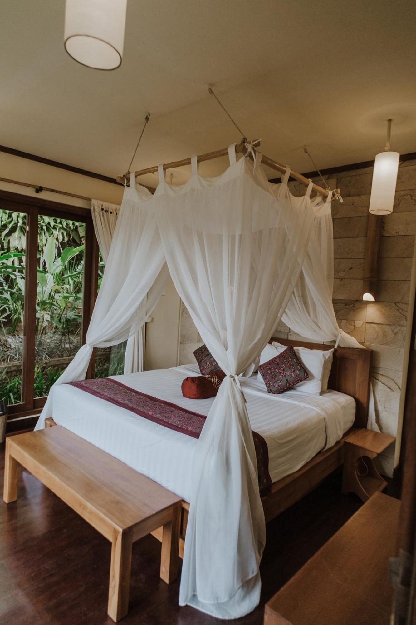 Munduk Moding Plantation Nature Resort Exterior photo A bed with a mosquito net